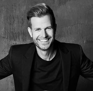 Andy_BW_sitzend_2
